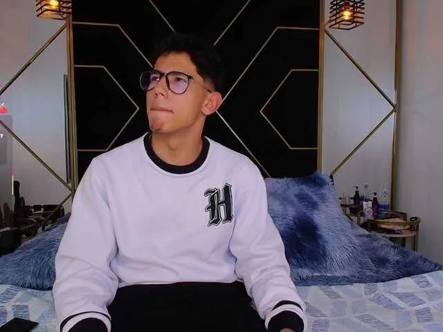 RyanPricee — I'm turned on by slow play, intense stares, classy dirty talk, and that energy you feel when someone comes in with attitude and knows how to enjoy themselves. I like it when you can see the desire, when they participate, when the show becomes...