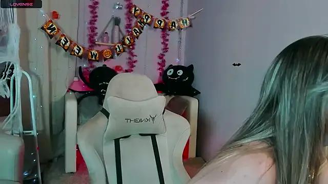 _BellaClark — Spread legs + tease hips