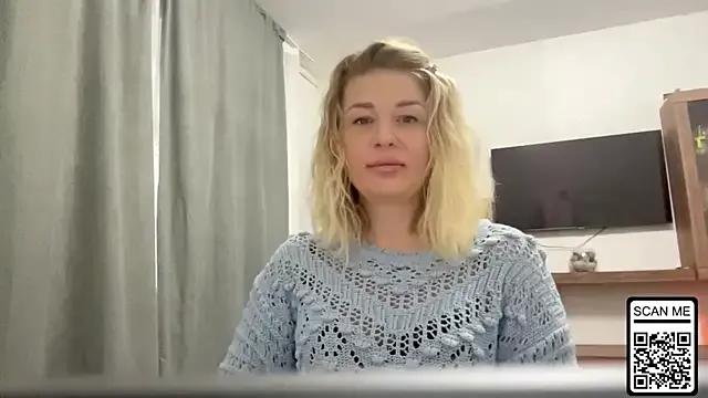 Blondie_xoxoxo — wiggle tease