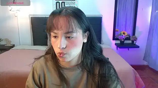 Eymmy_24 on StripChat
