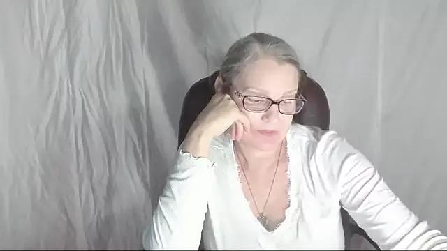 irinamaux on StripChat 