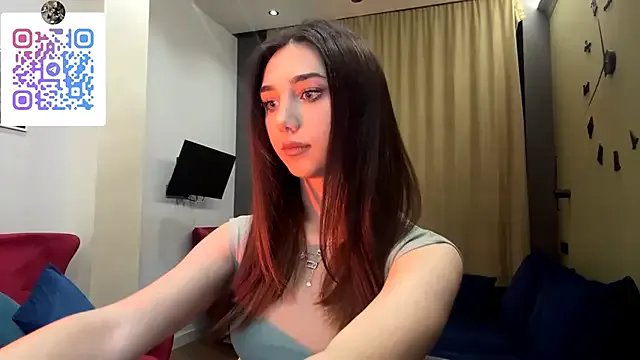 LinaMour — Playful pout