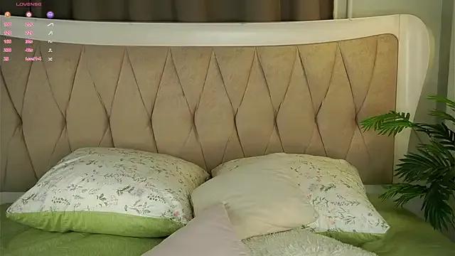 MarciDarugar — bra tease