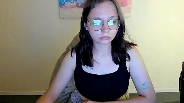 Noora_Moore — show legs and feet