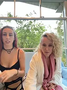 SusieandLacey on StripChat